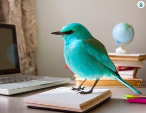 Ein türkiser Vogel auf einem Schreibtisch mit Notizblock und Büchern denkt über neue Leistungen nach.